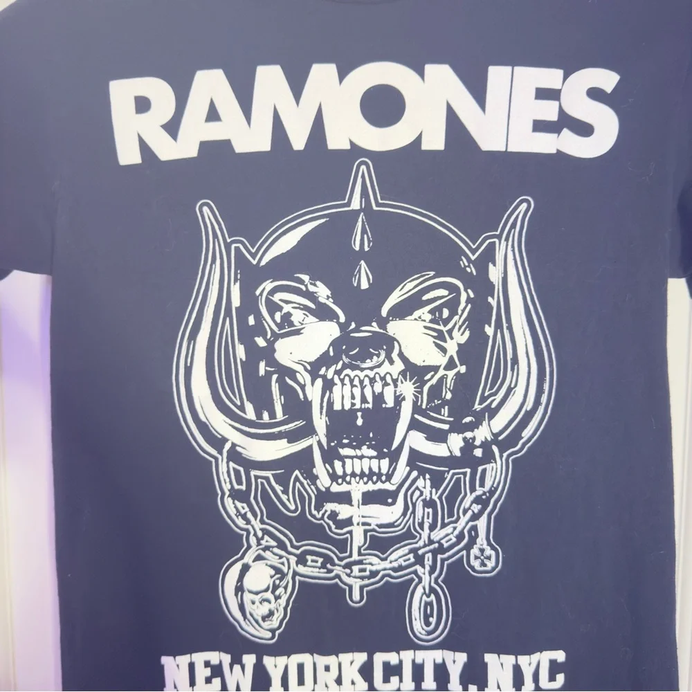 Ramones Size Small Black Graphic T-Shirt‎